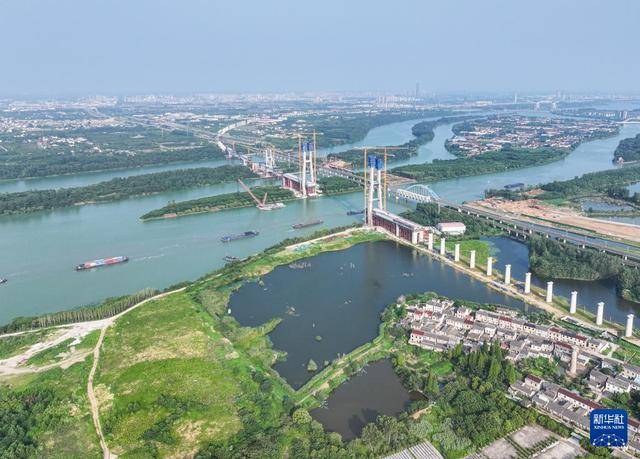 皇冠信用網哪里申请_江苏扬州：沪渝蓉高铁跨京杭运河斜拉桥建设有序推进