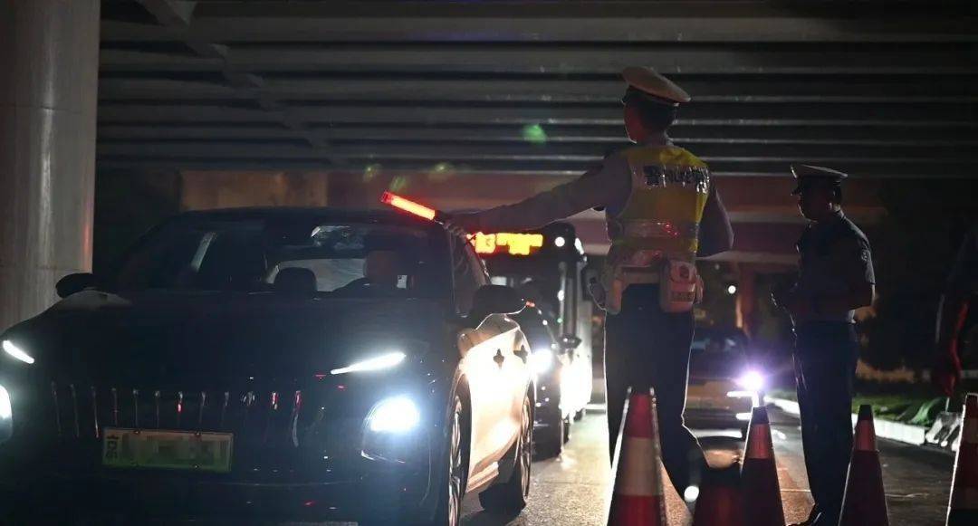 皇冠信用网登2代理_边骑车边喝啤酒解暑？北京交警：1438人“醉”上加罚皇冠信用网登2代理！