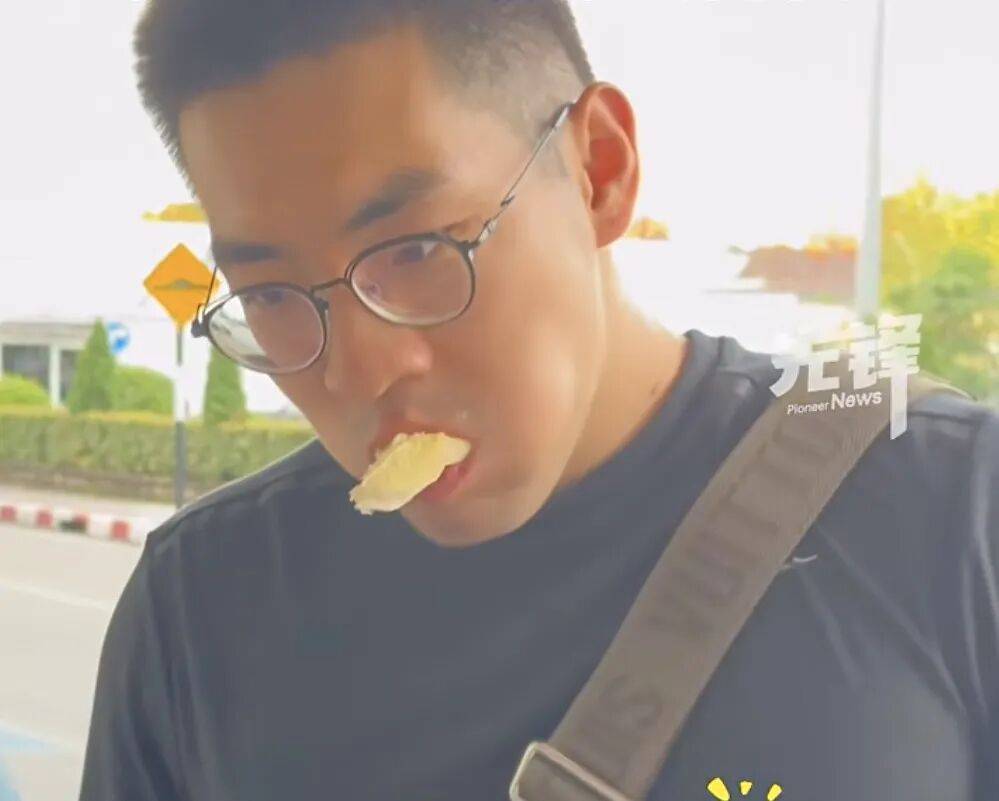 皇冠信用盘结算日_一家五口登机前30分钟狂吃11斤榴莲皇冠信用盘结算日，当事人：这辈子都不想再听到榴莲两个字了